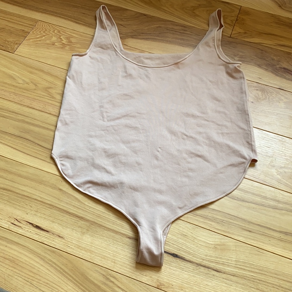 SKIMS ESSENTIAL SCOOP NECK BODYSUIT - Picture 4 of 4